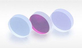 鼎(ding)鑫(xin)盛(sheng)光(guang)學(xue)小(xiao)編(bian)為(wei)您(nin)講(jiang)述(shu)太(tai)陽(yang)鏡(jing)鏡(jing)片(pian)材(cai)質(zhi)分(fen)類(lei)以(yi)及(ji)如(ru)何(he)鑒(jian)別(bie)偏(pian)光(guang)鏡(jing)片(pian)